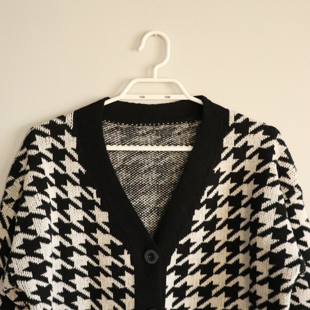 Women's Black/White Sz S Houndstooth Buttoned V-Neck Knit Sweater Cardigan - Picture 4 of 10